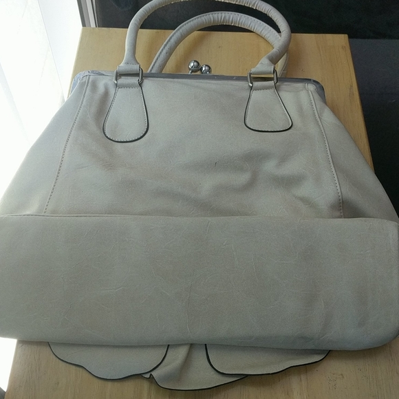 Cream colored floral bag - Picture 2 of 3